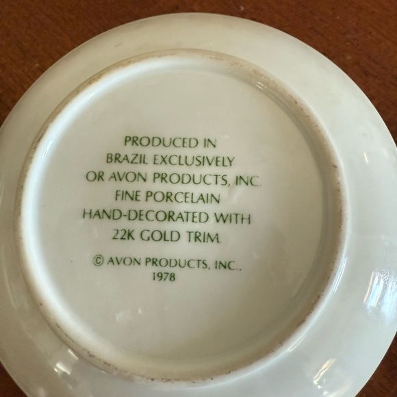 Vintage 1978 Avon Strawberry Fine Porcelain Hand Decorated Plate with Gold Trim - Picture 4 of 5